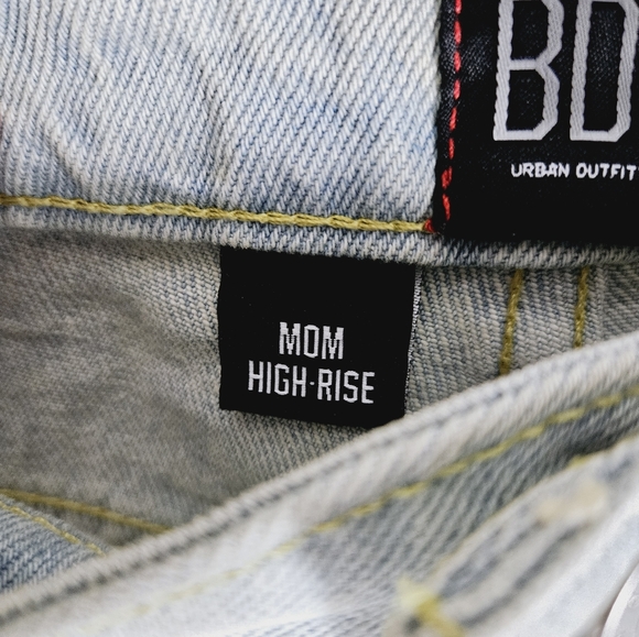 BDG URBAN OUTFITTERS | Mom high rise light wash tapered leg jeans - Picture 9 of 12